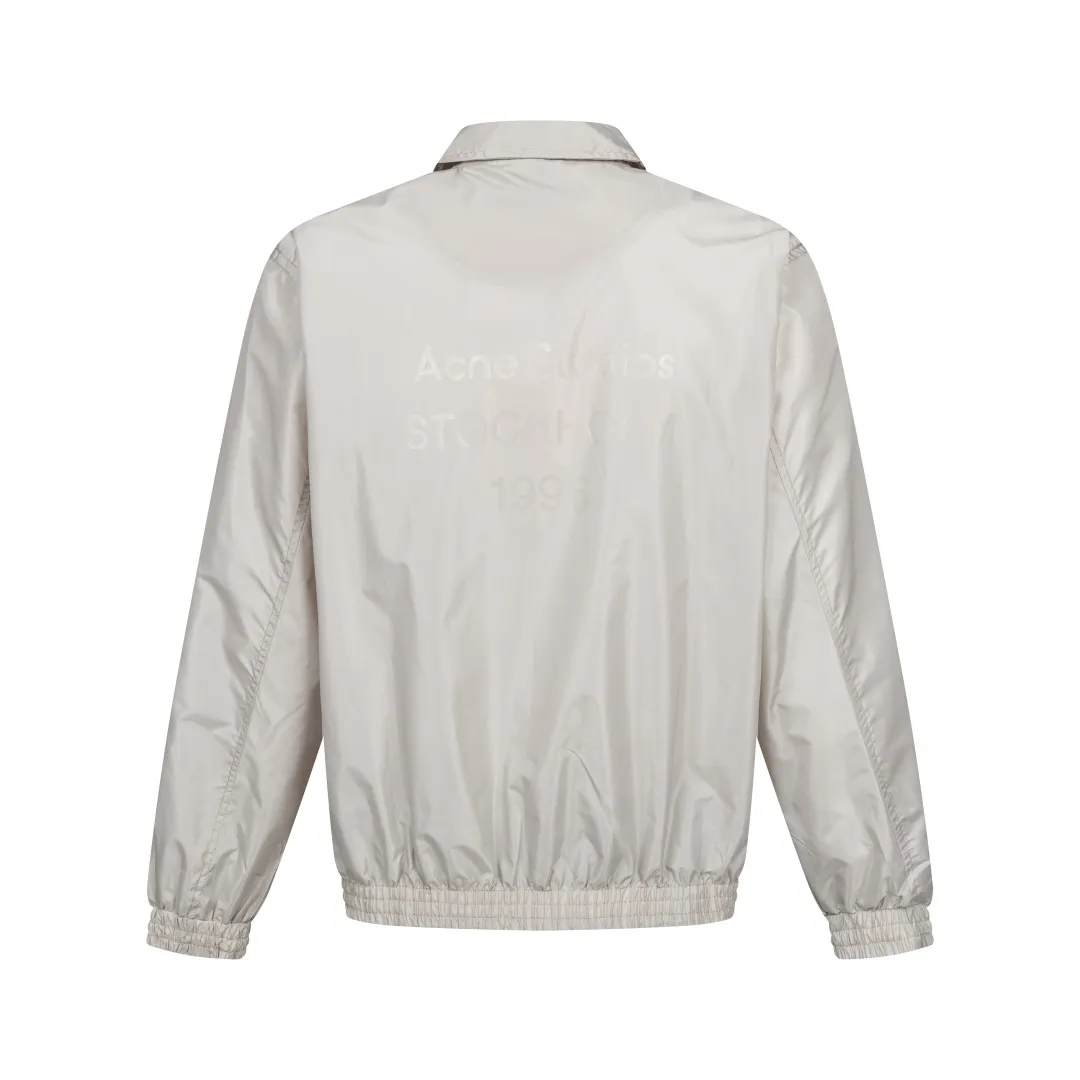 140 Acne Studios Lapel Coach Jacket Glossy nylon back lettering loose windproof jacket Classic lapel coach jacket version, STOCKHOLM back logo, Nordic simple style High-density glossy nylon fabric, light and crisp, windproof and water-repellent, with high-end gloss Metal main zipper + side eyelet details, cuff hem elastic cuffs, lock-type windproof Simple no large print on the front chest, letters on the back as a visual highlight, suitable for street commuting Style number: ST 014# Color: Off-white Black Burgundy Size: S-XL